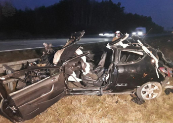 Wypadek na A1 w Głuchowie. Kierowca peugeota wjechał pod ciężarówkę