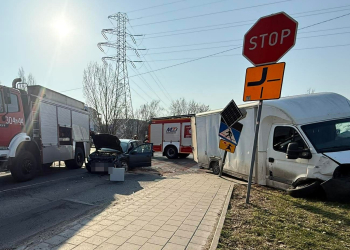 Wypadek na Widzewie. Dwa rozbite samochody blokują skrzyżowanie