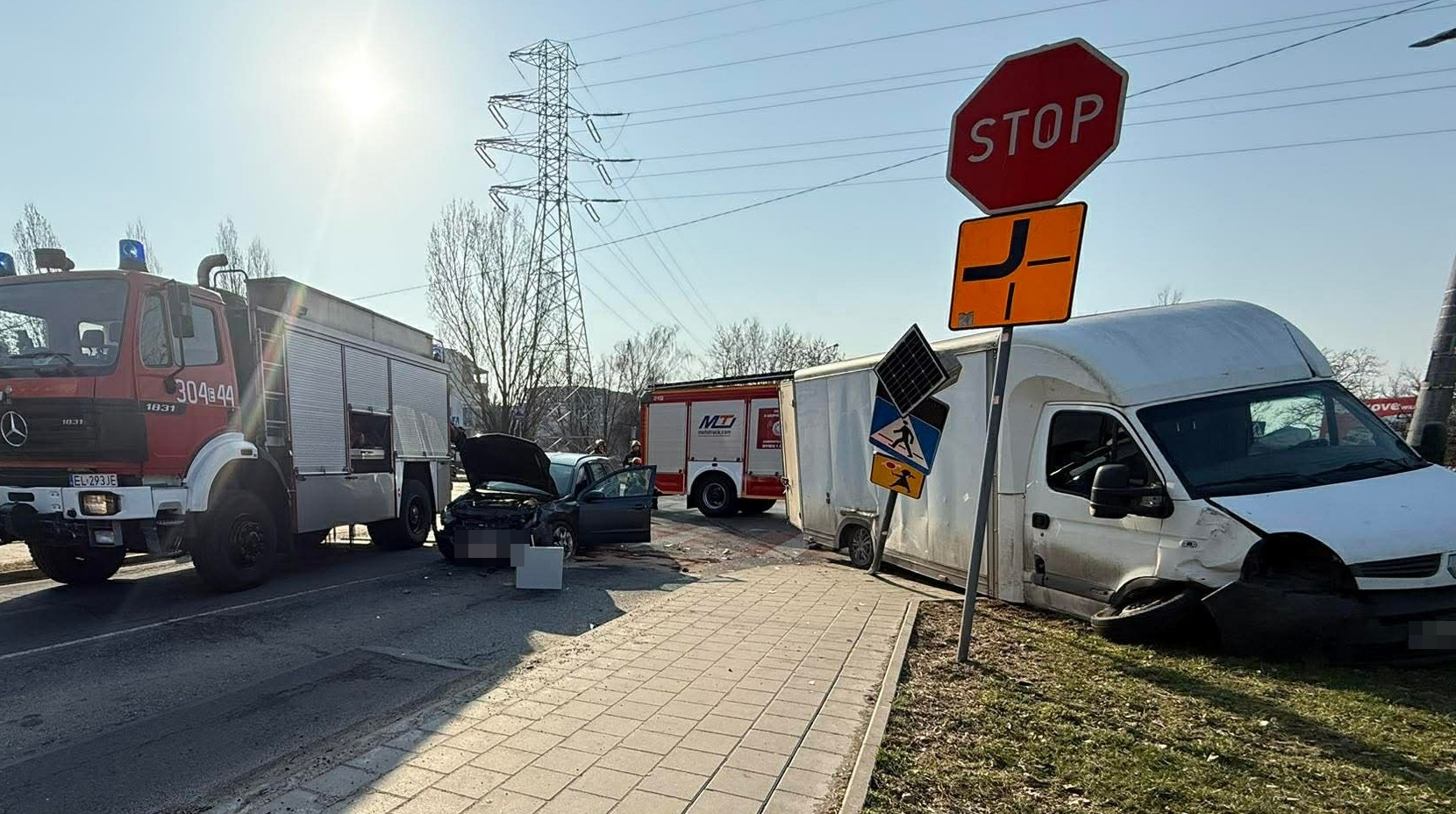 Wypadek na Widzewie. Dwa rozbite samochody blokują skrzyżowanie