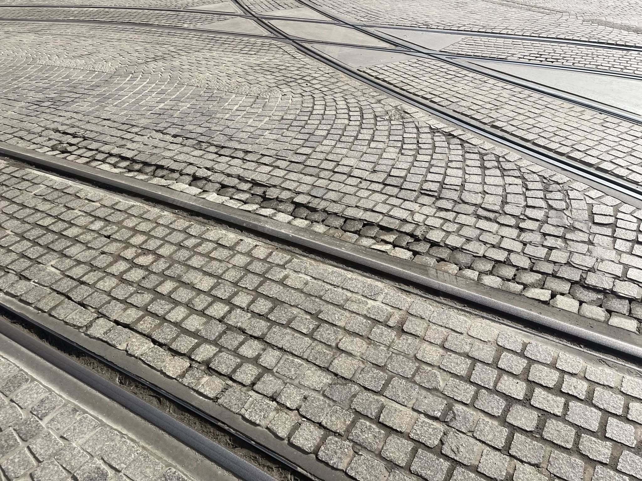 Nawierzchnia na Placu Wolności do wymiany. Beton zastąpi kostkę