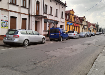 Problem z miejscami parkingowymi w Rzgowie. "Parkowanie w centrum to jest makabra"