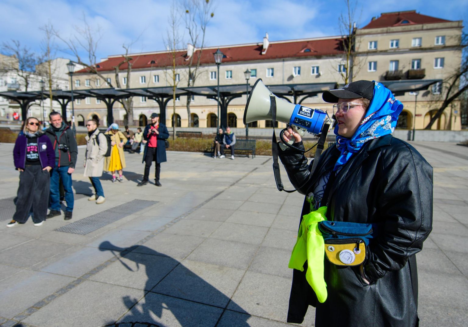 Kwiaty w Pięść manifestacja na Dzień Kobiet fot Sebastian Szwajkowski Kwiaty w Piesc manifestacja na Dzien Kobiet fot Sebastian Szwajkowski
