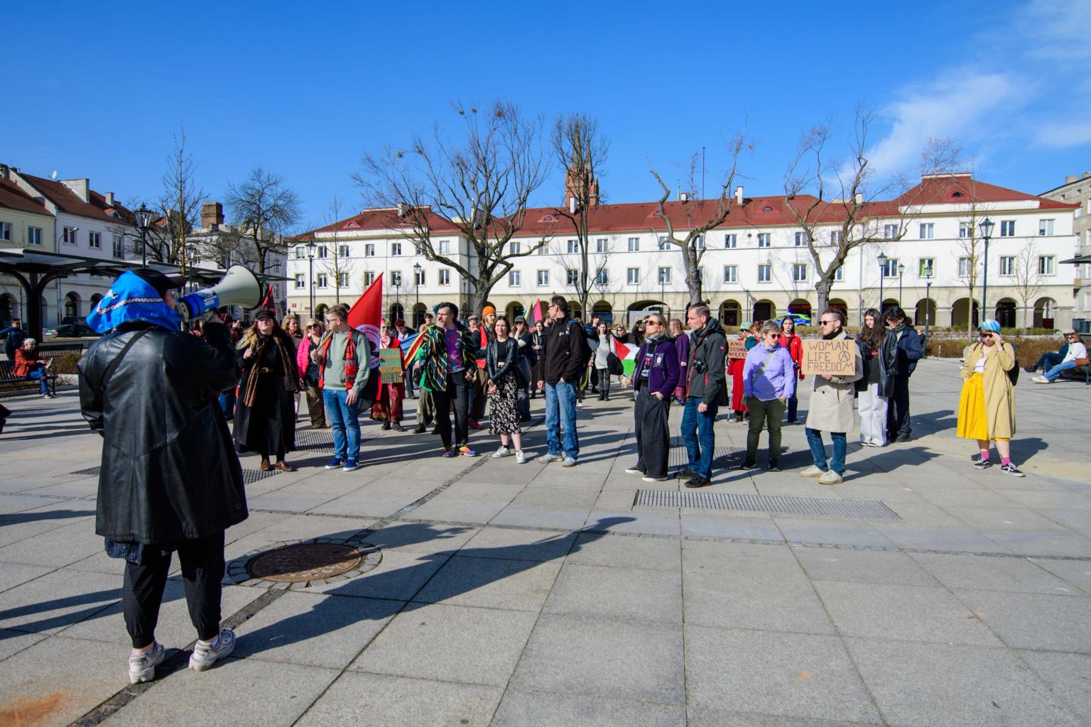Kwiaty w Pięść manifestacja na Dzień Kobiet fot Sebastian Szwajkowski_1 Kwiaty w Piesc manifestacja na Dzien Kobiet fot Sebastian Szwajkowski 1
