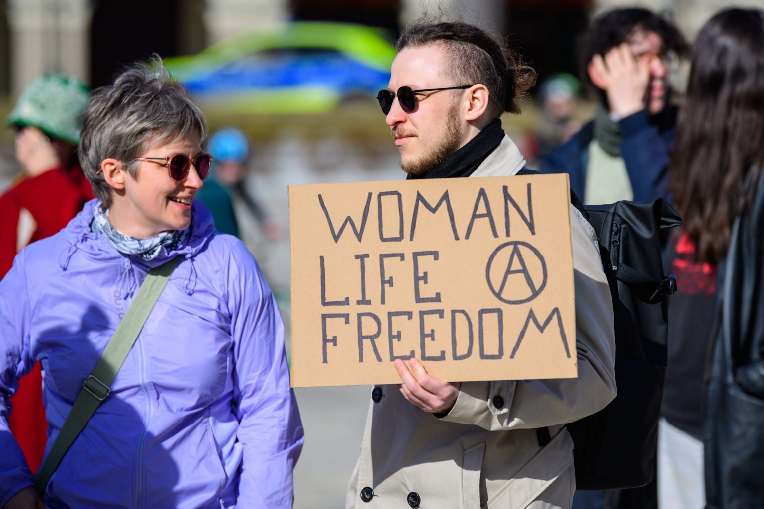 Kwiaty w Pięść manifestacja na Dzień Kobiet fot Sebastian Szwajkowski_12 Kwiaty w Piesc manifestacja na Dzien Kobiet fot Sebastian Szwajkowski 12