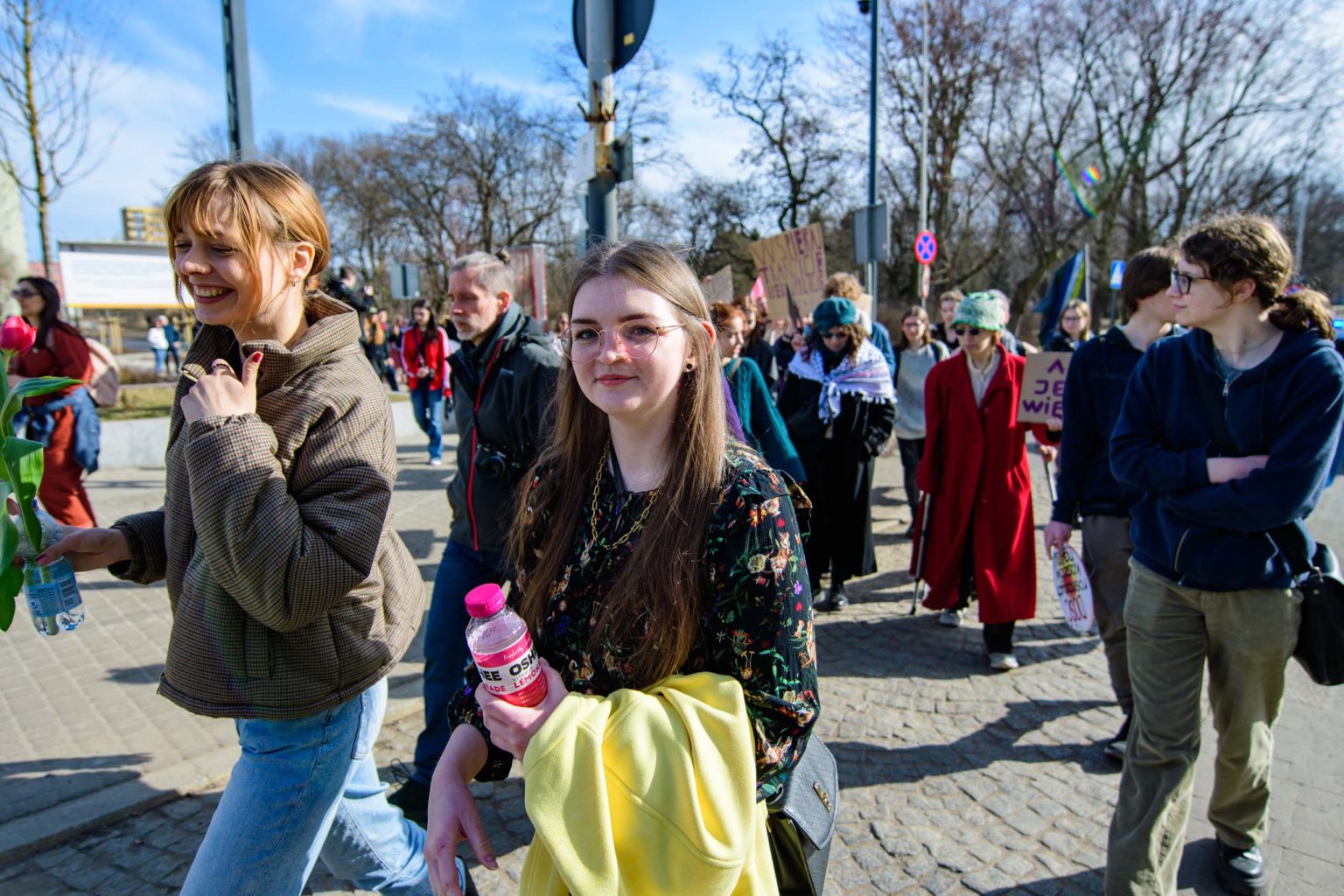 Kwiaty w Pięść manifestacja na Dzień Kobiet fot Sebastian Szwajkowski_8 Kwiaty w Piesc manifestacja na Dzien Kobiet fot Sebastian Szwajkowski 8