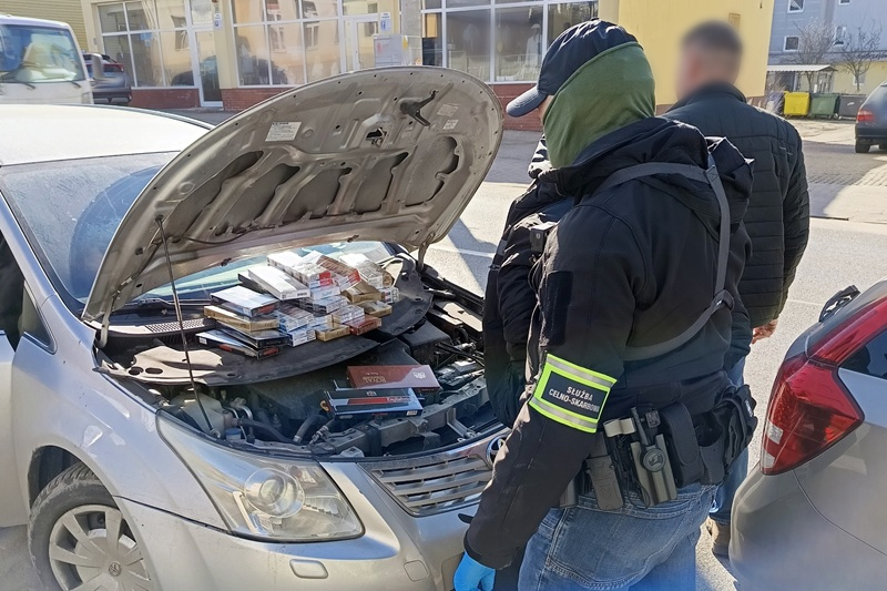 Kontrabanda ukryta w komorze silnika osobówki. Łódzka KAS przejęła 1405 paczek papierosów bez akcyzy