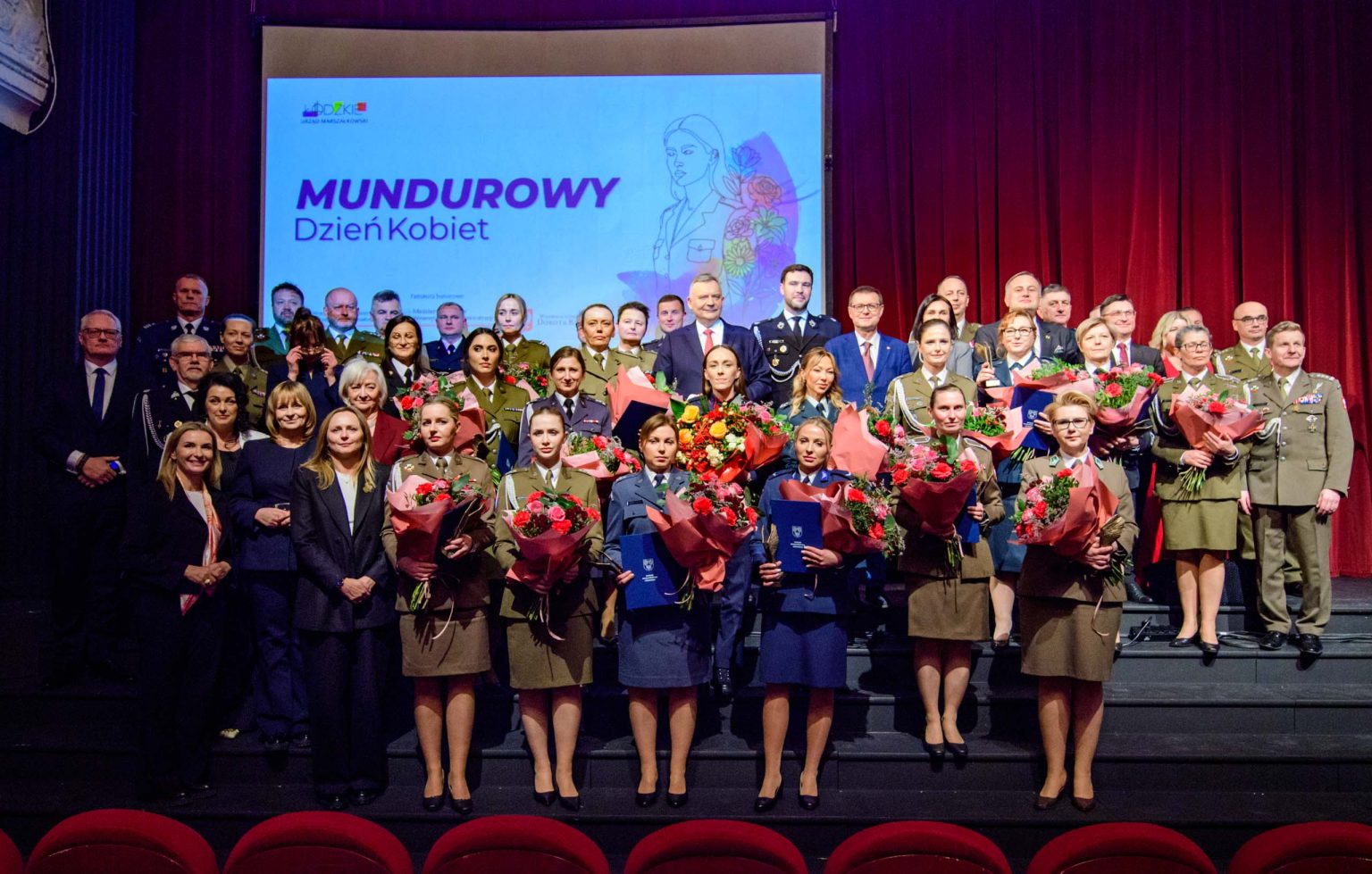 Mundurowy Dzien kobiet w Teatrze Jaracza w Lodzi fot Sebastian Szwajkowski
