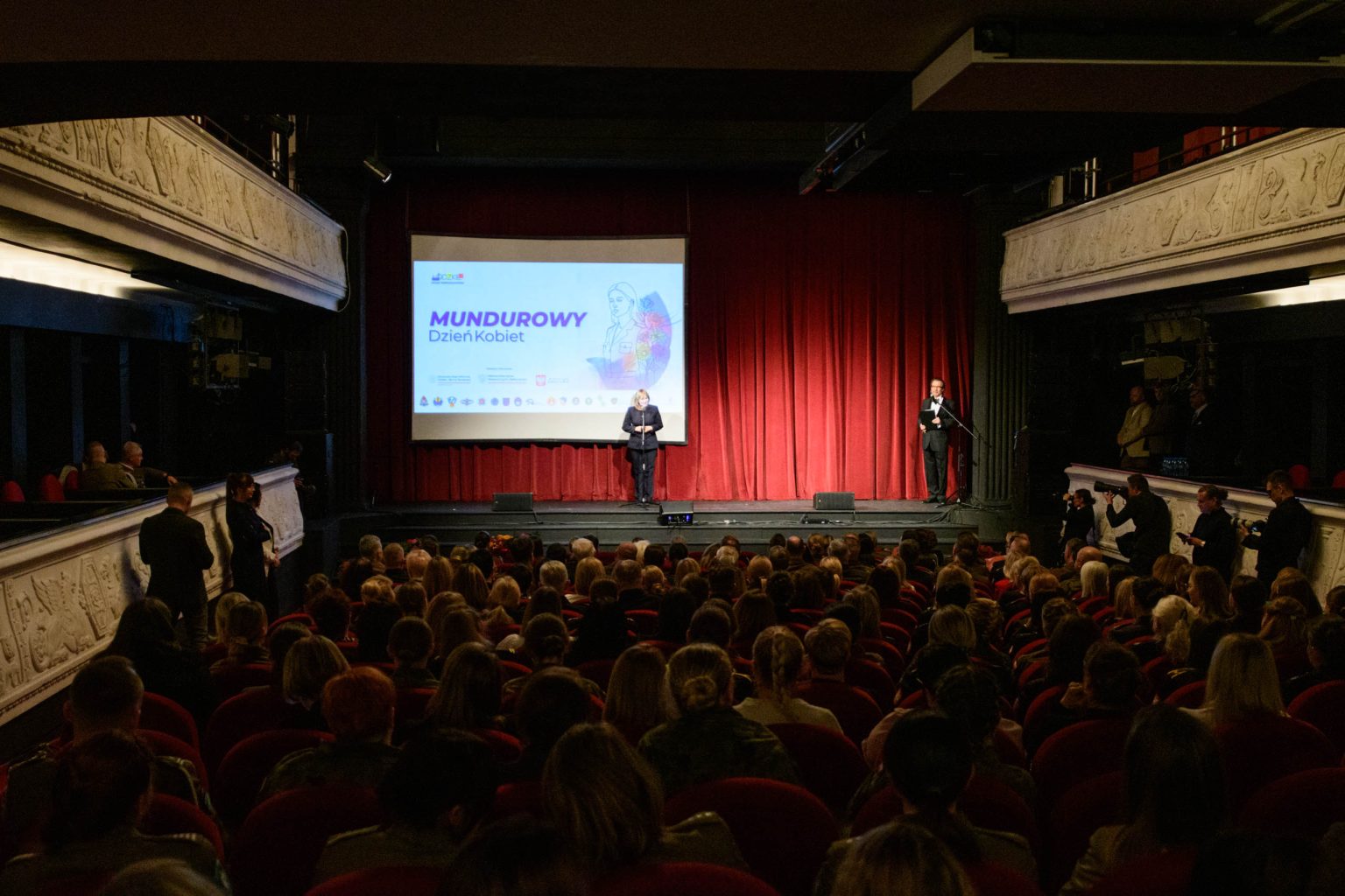 Mundurowy Dzien kobiet w Teatrze Jaracza w Lodzi fot Sebastian Szwajkowski 2
