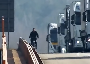 Jechał rowerem po A1. Skrajnie nieodpowiedzialne zachowanie na autostradzie [WIDEO]