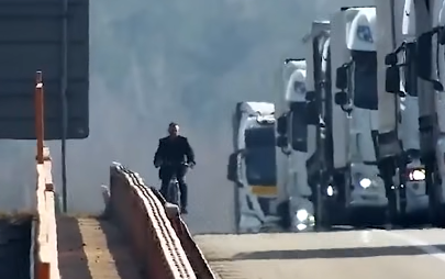 Jechał rowerem po A1. Skrajnie nieodpowiedzialne zachowanie na autostradzie [WIDEO]