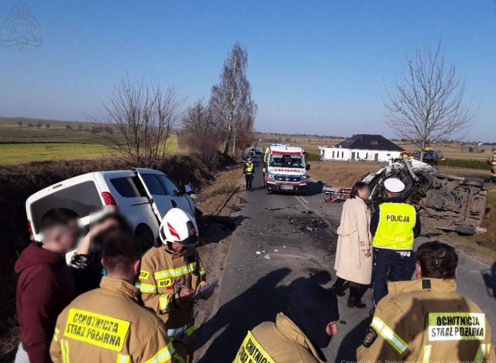 Czołowe zderzenie dwóch samochodów pod Piotrkowem Trybunalskim. Interweniowało LPR
