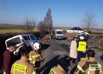 Czołowe zderzenie dwóch samochodów pod Piotrkowem Trybunalskim. Interweniowało LPR