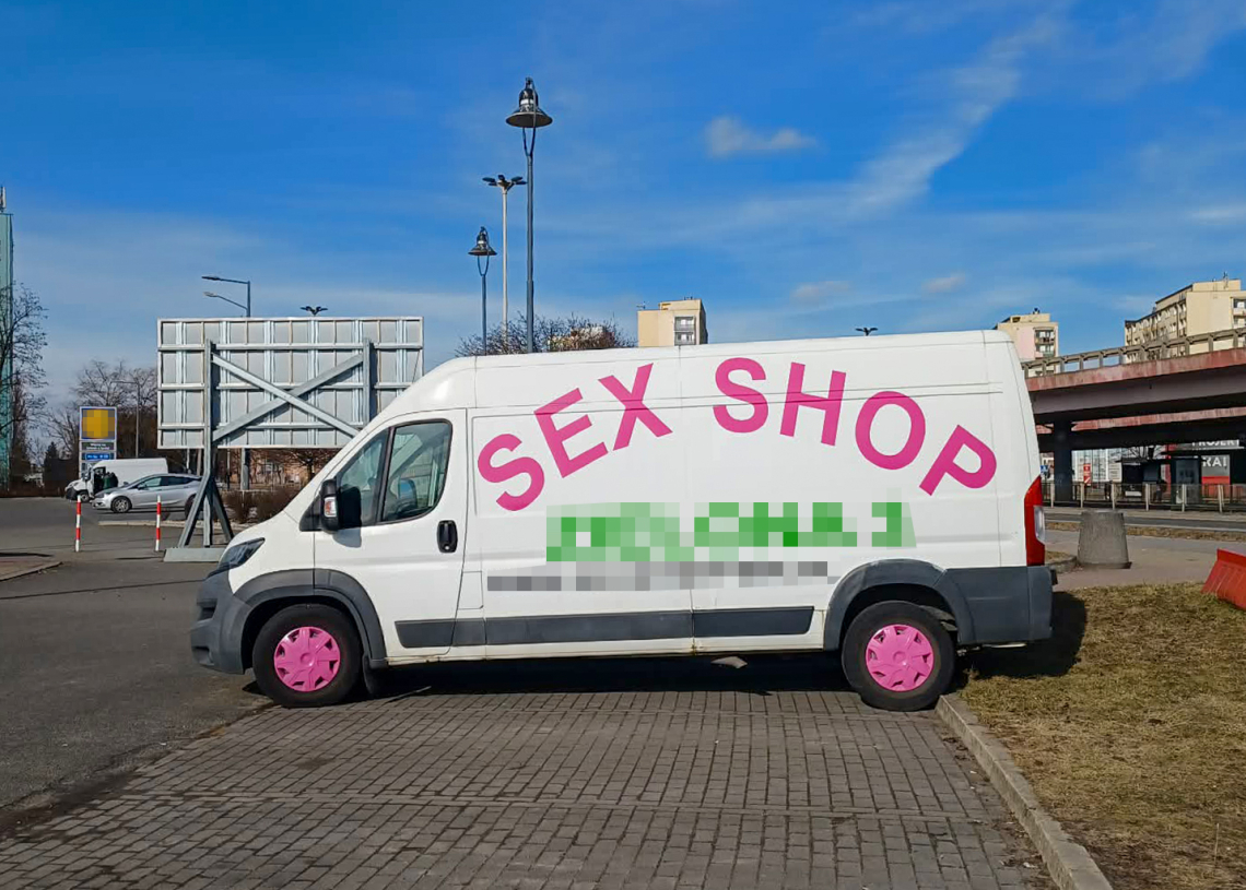 Samochody z reklamami szpecą Łódź. Czy to legalna forma marketingu?