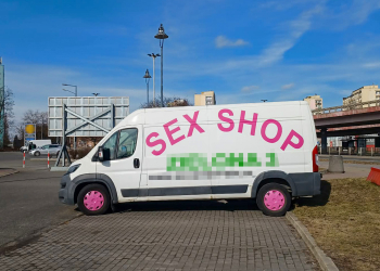 Samochody z reklamami szpecą Łódź. Czy to legalna forma marketingu?
