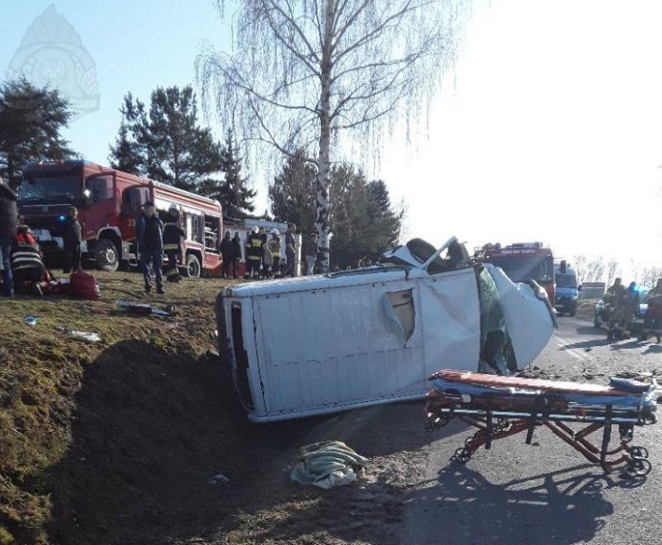 Czołowe zderzenie dwóch samochodów pod Piotrkowem Trybunalskim. Interweniowało LPR