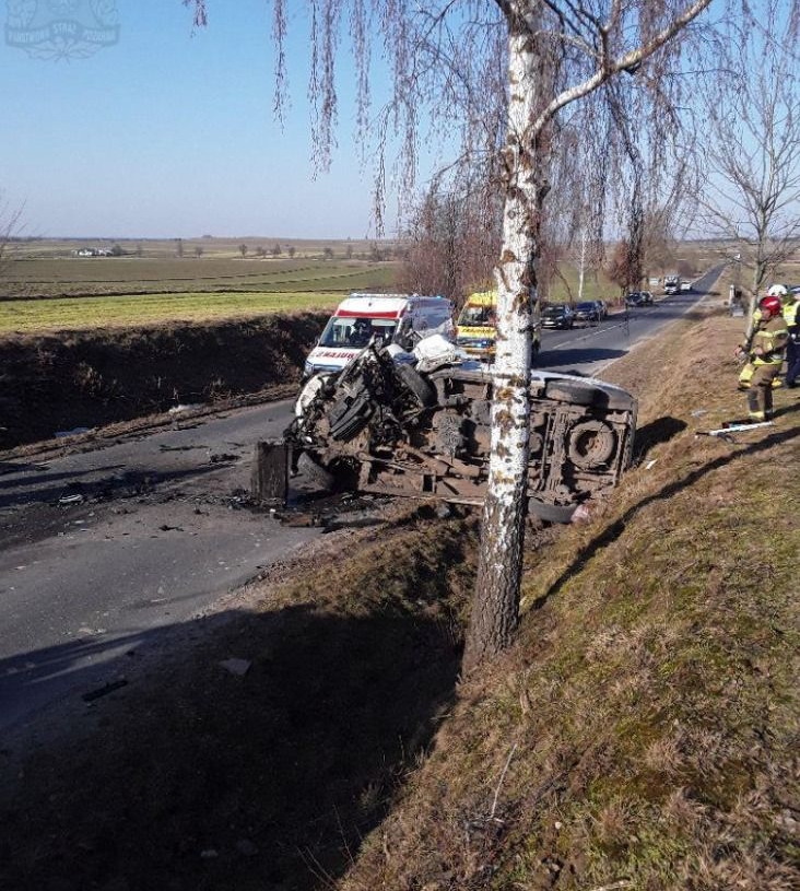 Czołowe zderzenie dwóch samochodów pod Piotrkowem Trybunalskim. Interweniowało LPR