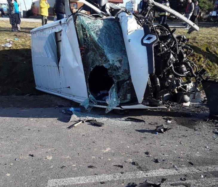Czołowe zderzenie dwóch samochodów pod Piotrkowem Trybunalskim. Interweniowało LPR