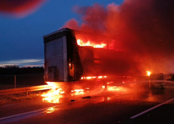 Pożar na autostradzie A2. Spłonęła naczepa z belami papieru