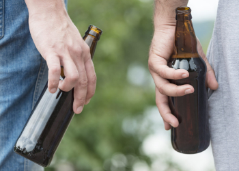 Sieradz: coraz więcej osób w kryzysie bezdomności i nadużywających alkoholu w przestrzeni publicznej. "Mamy ograniczone możliwości"
