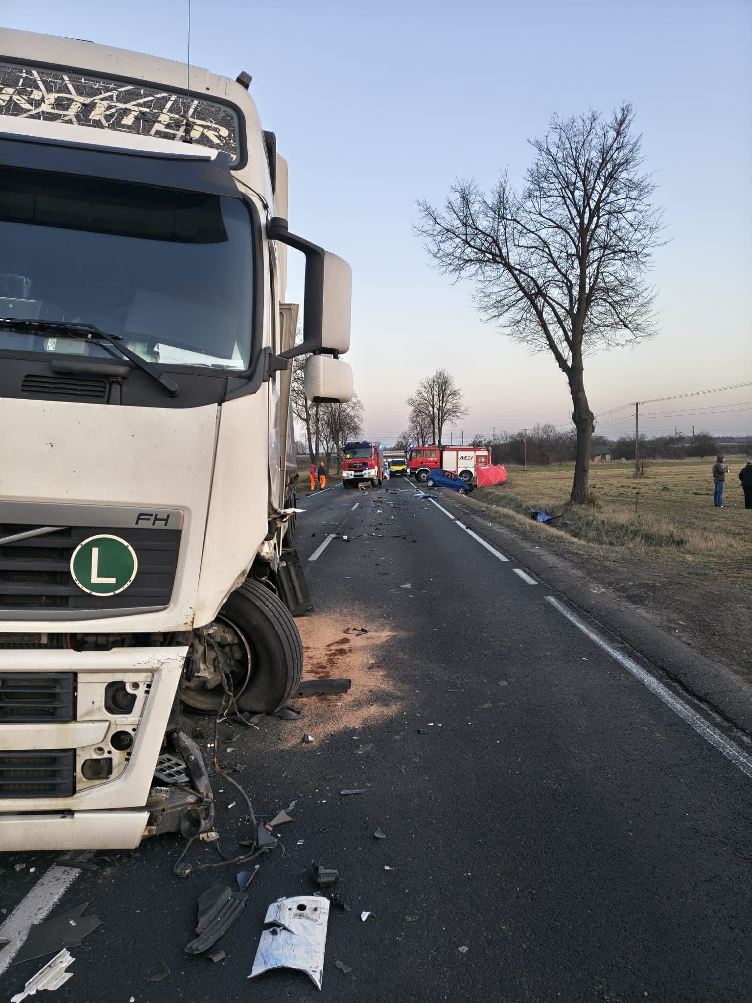 Tragiczny wypadek na DK74. Nie żyje jedna osoba 2 Tragiczny wypadek na DK74. Nie żyje jedna osoba