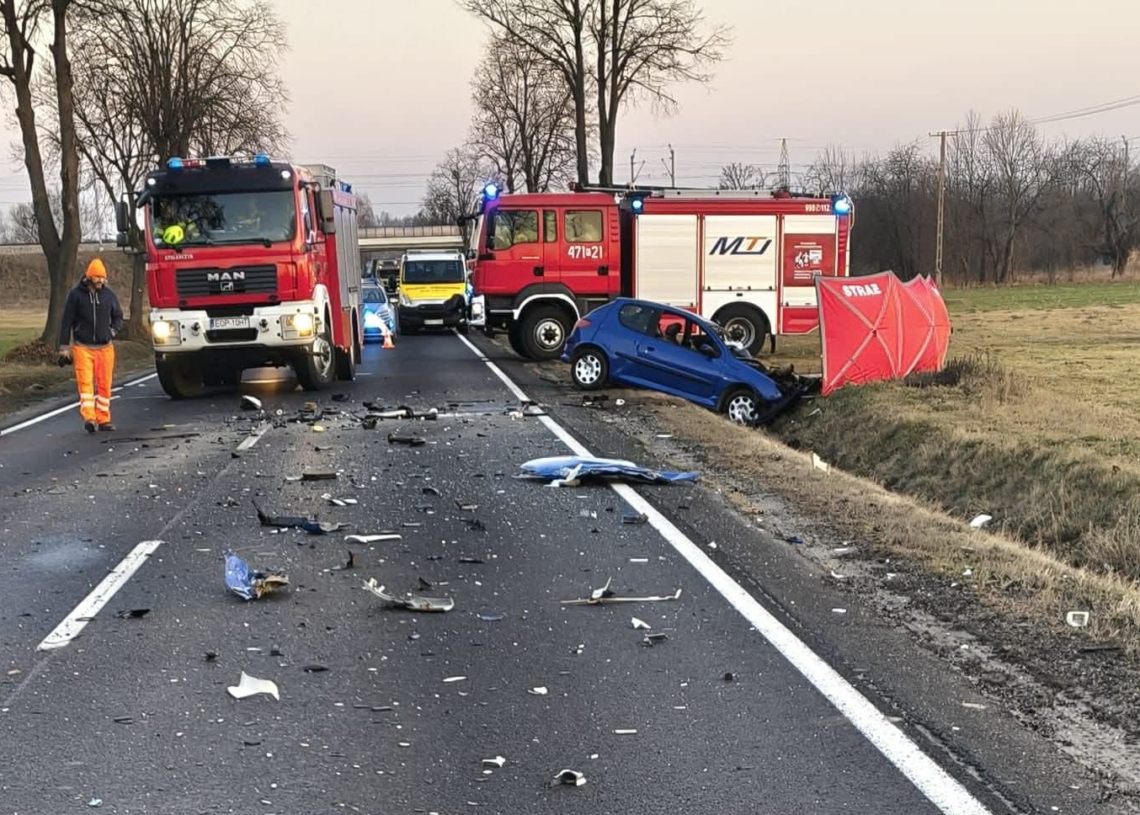 Tragiczny wypadek na DK74. Nie żyje jedna osoba 1 Tragiczny wypadek na DK74. Nie żyje jedna osoba