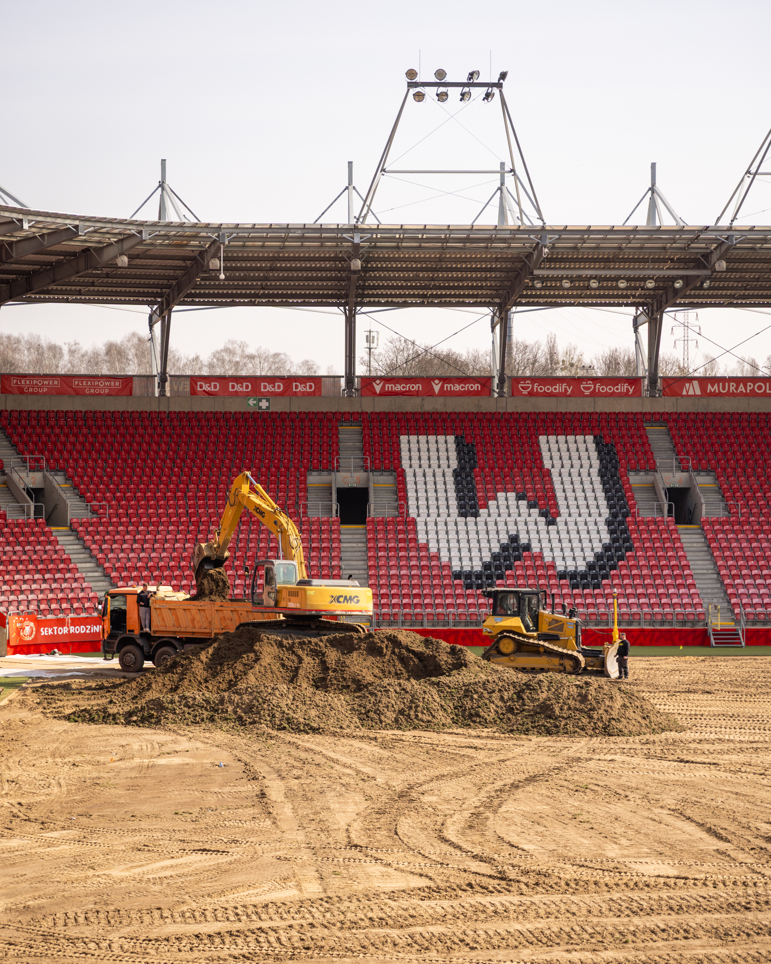 Koparki wjechały na stadion Widzewa. Rozpoczęła się wymiana murawy