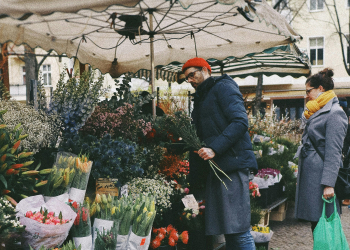 Kwiaty wciąż królują jako prezent na Dzień Kobiet