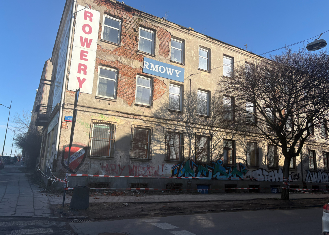 Sypiący się tynk i spadające cegły. Mieszkańcy Widzewa zaniepokojeni stanem kamienicy przy Niskiej