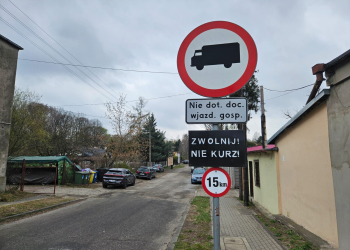 Mają dość kurzu, więc postawili własne znaki. Mieszkańcy łódzkiej ulicy wzięli sprawy w swoje ręce