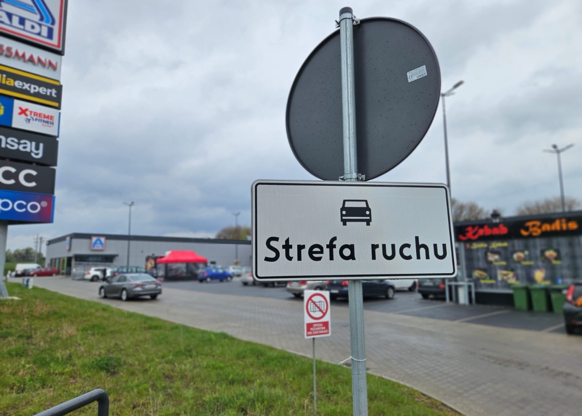 Na jednym z brzezińskich parkingów regularnie spotykają się drifterzy. Interweniowała policja 1 Na jednym z brzezińskich parkingów regularnie spotykają się drifterzy. Interweniowała policja