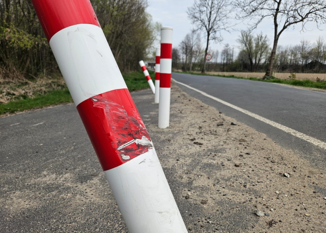 Problematyczne słupki w powiecie poddębickim. "Kierowcy nie wyrabiają na tym zakręcie"