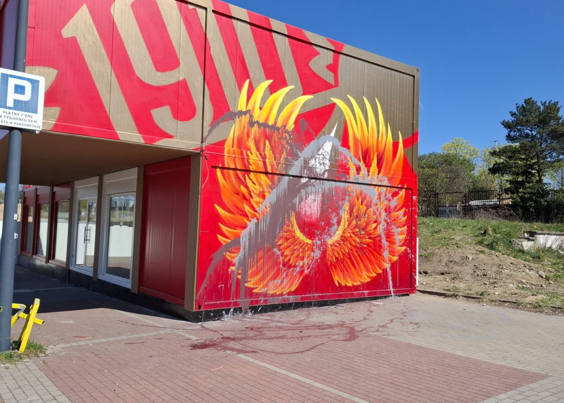 Sklep Widzewa przed stadionem został oblany farbą