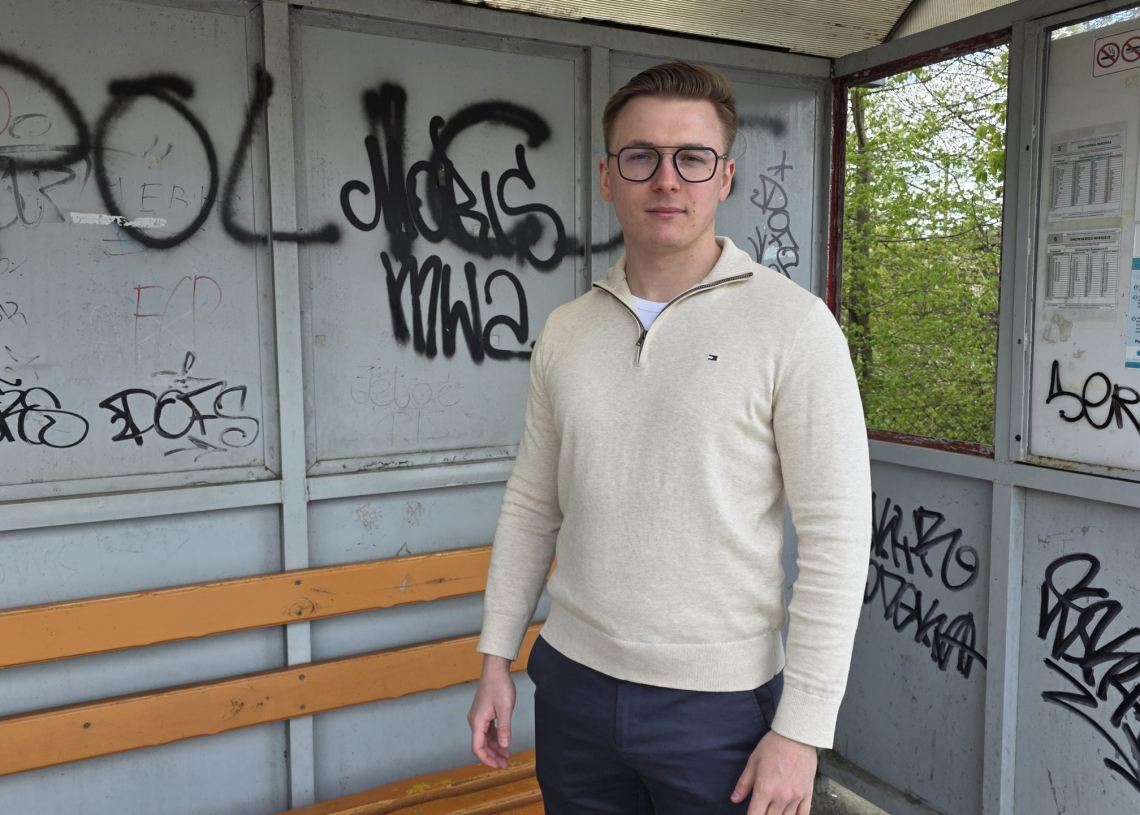 Wandalizm na przystankach w Piotrkowie Trybunalskim. Jest pomysł, jak ograniczyć niszczenie wiat 1 Wandalizm na przystankach w Piotrkowie Trybunalskim. Jest pomysł, jak ograniczyć niszczenie wiat