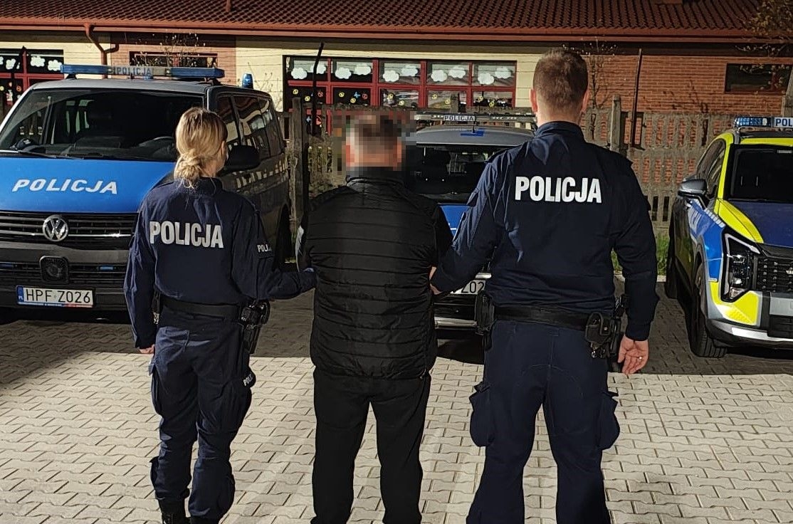 333 tysiące nielegalnych papierosów znalezionych w bagażniku. Zatrzymano dwóch mężczyzn [ZDJĘCIA]