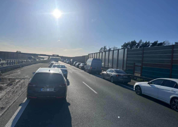 Karambol na A2. Sześć rozbitych aut, są ranni