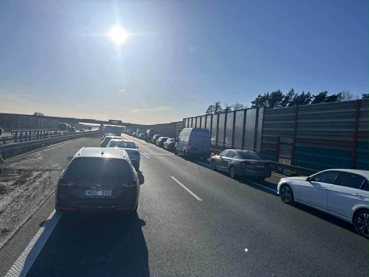 Karambol na A2. Sześć rozbitych aut, są ranni