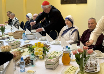 Jak zapowiedział, tak zrobił. Wielkanocne śniadanie w łódzkim pałacu biskupim