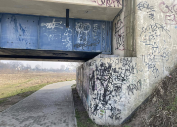 Wandale pomalowali elewację mostu kolejowego w Łowiczu