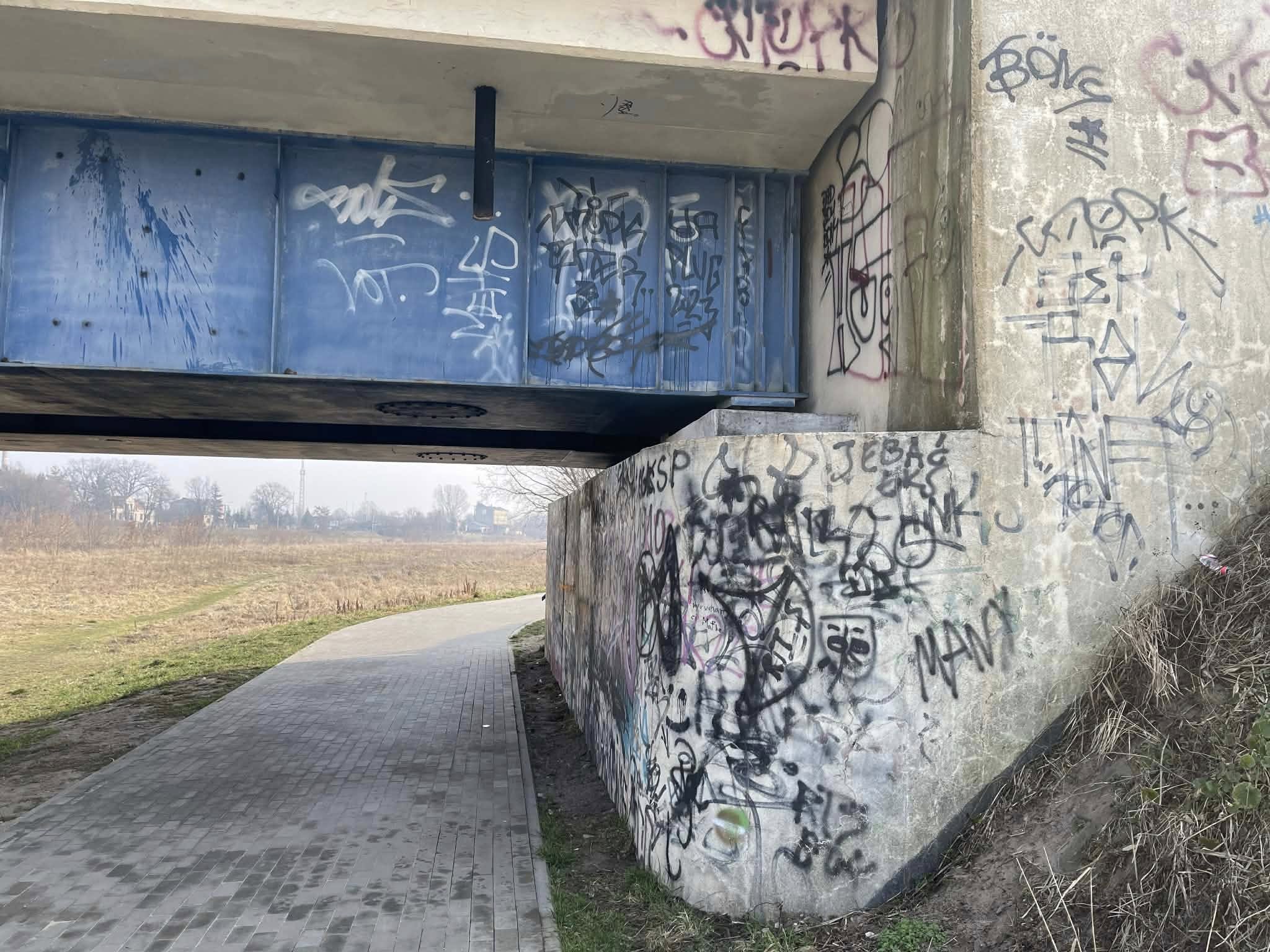 Wandale pomalowali elewację mostu kolejowego w Łowiczu