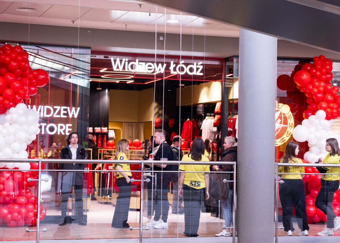 Kolejny atak wandali na sklep Widzewa Łódź. Znów ktoś rozlał kwas masłowy
