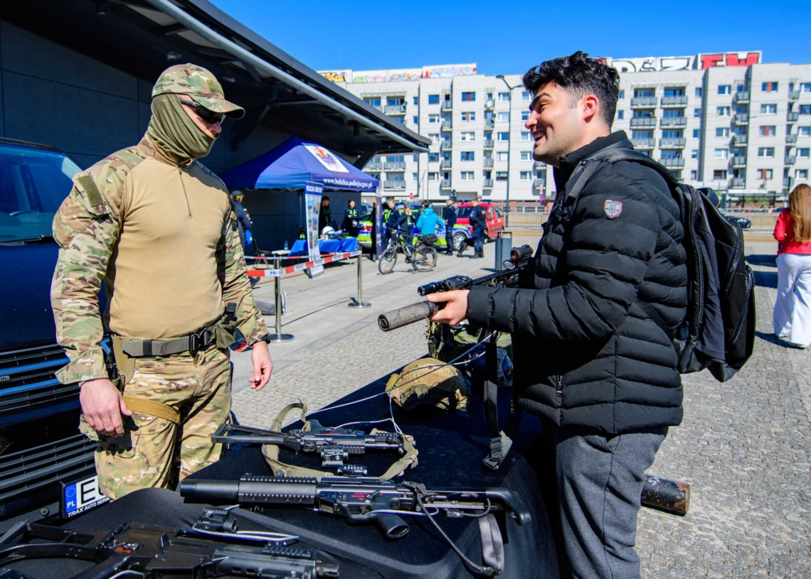 Służby mundurowe szukają nowych twarzy. Łódzki Festiwal Zawodów Mundurowych 1 Festiwal Sluzb Mundurowyh na dworcu Fabryczna fot Sebastian Szwajkowski 1