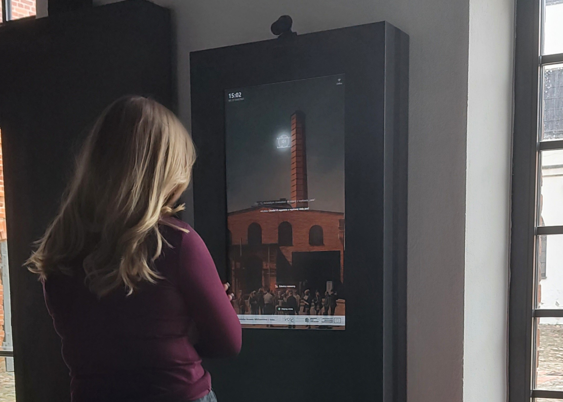 Odwiedzających Centralne Muzeum Włókiennictwa oprowadzi Helena - interaktywny przewodnik AI 1 Odwiedzających Centralne Muzeum Włókiennictwa oprowadzi Helena - interaktywny przewodnik AI