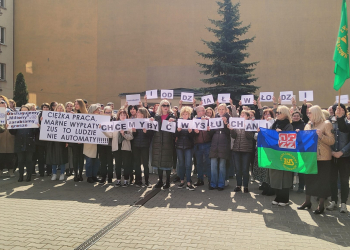 Protest pod ZUS w Łodzi. Pracownicy chcą podwyżek, fot. S. Dziuda