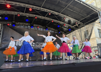 „Wolno tańczyć” na Placu Wolności w Łodzi. Miasto świętuje Międzynarodowy Dzień Tańca [ZDJĘCIA]