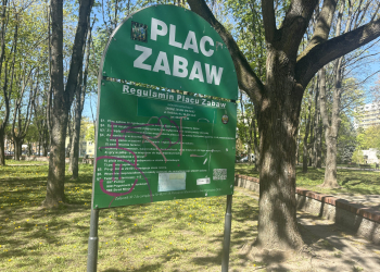 Wielkie sprzątanie na skwerze Dubaniewicza w Łodzi.