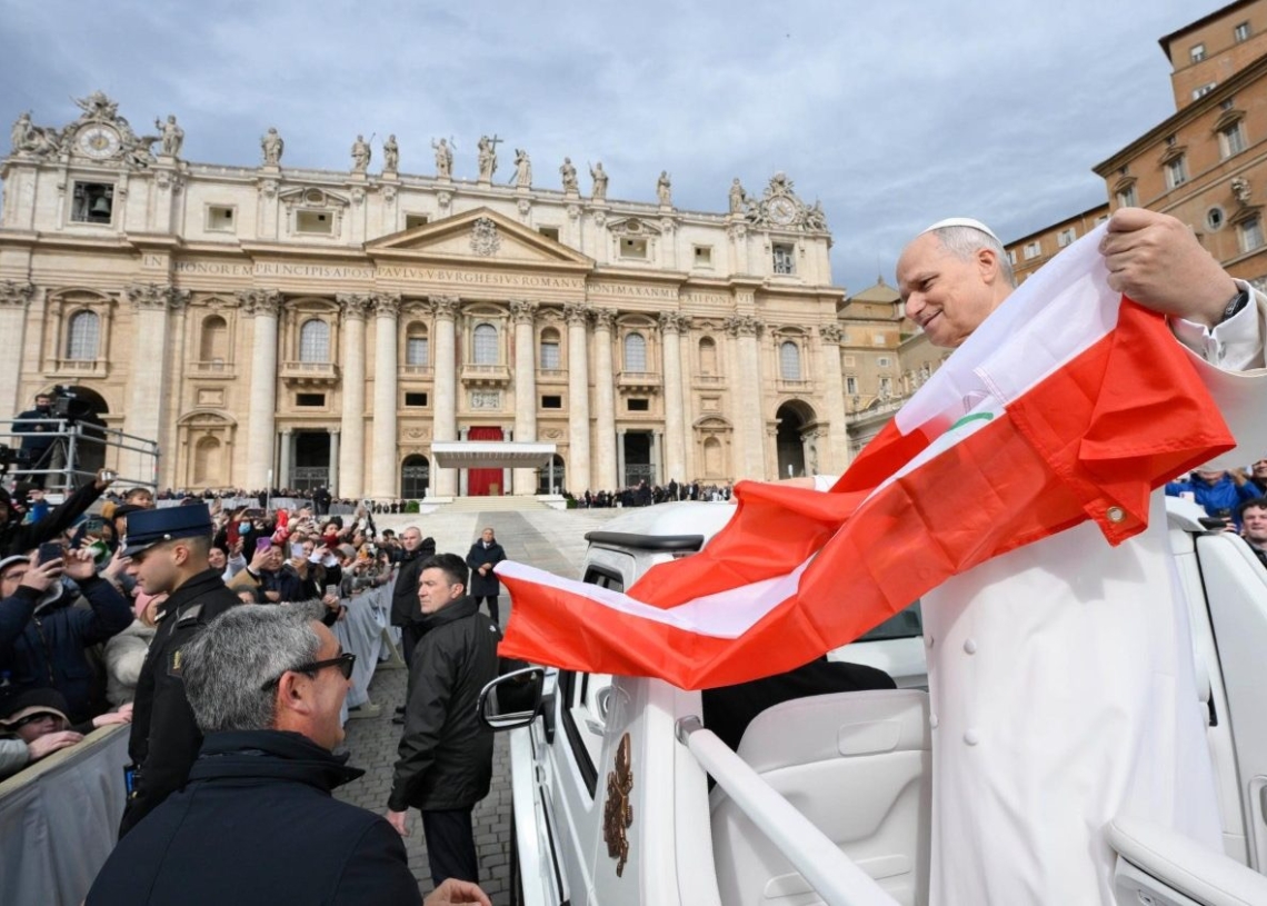 Papież Leon XIV z flagą Polski. „Wszystkich was błogosławię” 1 Papież Leon XIV z flagą Polski. „Wszystkich was błogosławię”