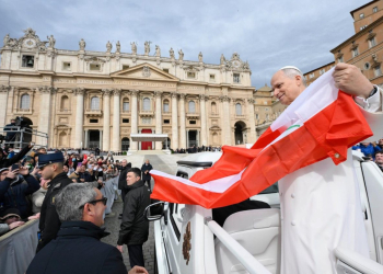 Papież Leon XIV z flagą Polski. „Wszystkich was błogosławię”