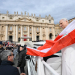 Papież Leon XIV z flagą Polski. „Wszystkich was błogosławię” 7 Papież Leon XIV z flagą Polski. „Wszystkich was błogosławię”