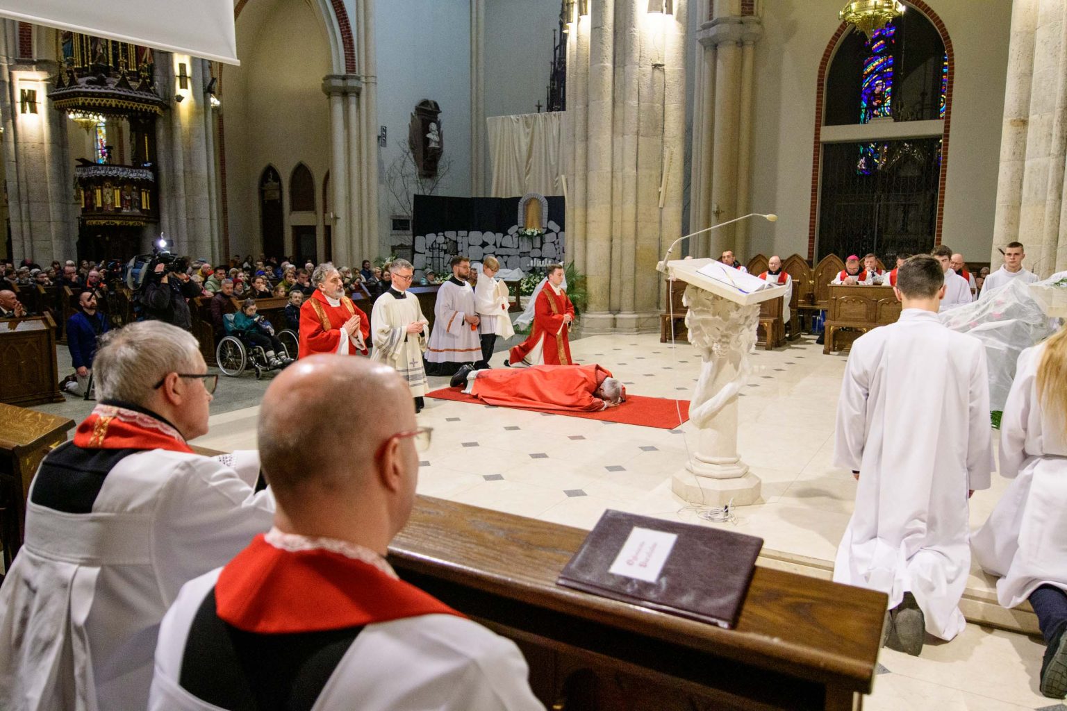 Liturga Męki Pańskiej z Kardynałem Krajewskim fot Sebastian Szwajkowski_1 Liturga Meki Panskiej z Kardynalem Krajewskim fot Sebastian Szwajkowski 1