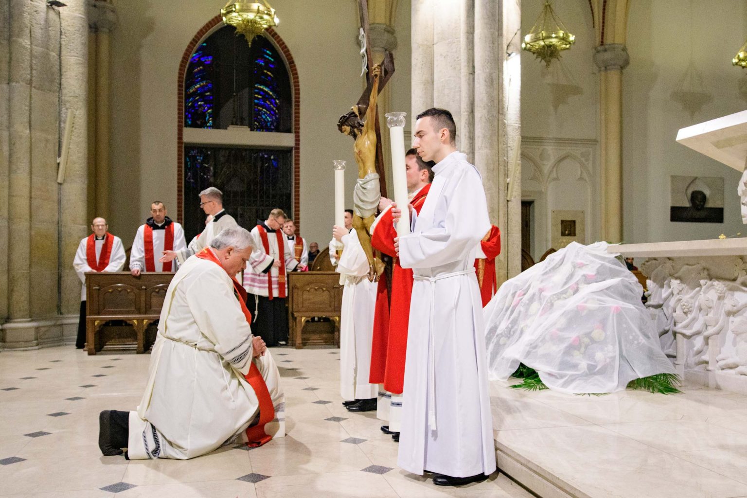 Liturga Męki Pańskiej z Kardynałem Krajewskim fot Sebastian Szwajkowski_3 Liturga Meki Panskiej z Kardynalem Krajewskim fot Sebastian Szwajkowski 3